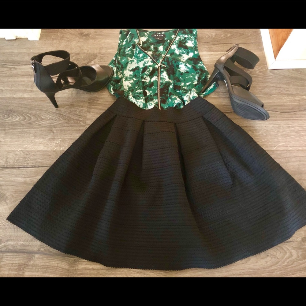 5/$30 EUC Express elastic waistband black skirt
